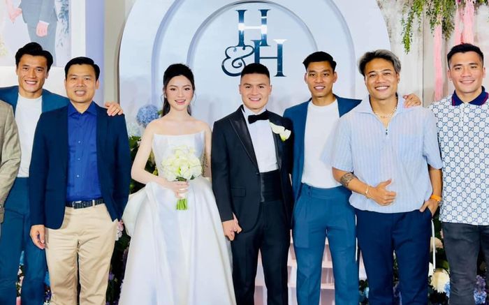 Hé lộ số tiền bạn bè mừng cưới Quang Hải, có cầu thủ cầm cả xấp 500 nghìn đồng