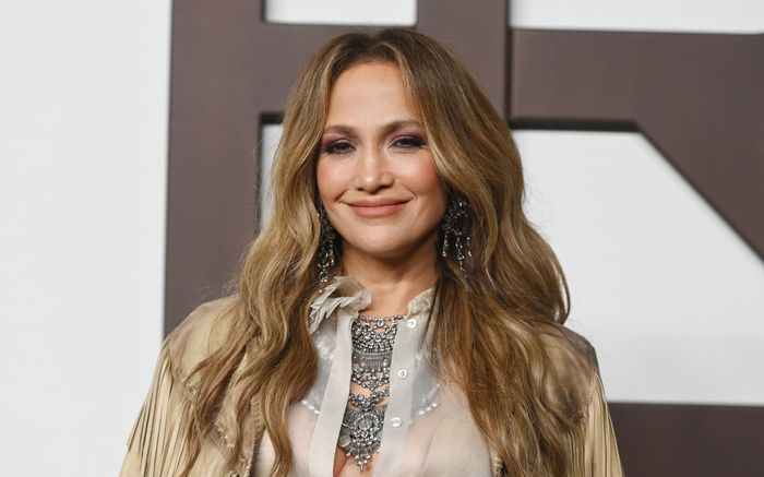 Bán ế vé, nữ ca sĩ đình đám quyết định 'thay tên đổi vận' cho tour diễn