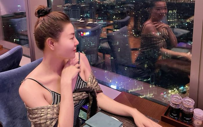 Thanh Hương diện áo hai dây, khoe ảnh hẹn hò người yêu hậu biến cố hôn nhân