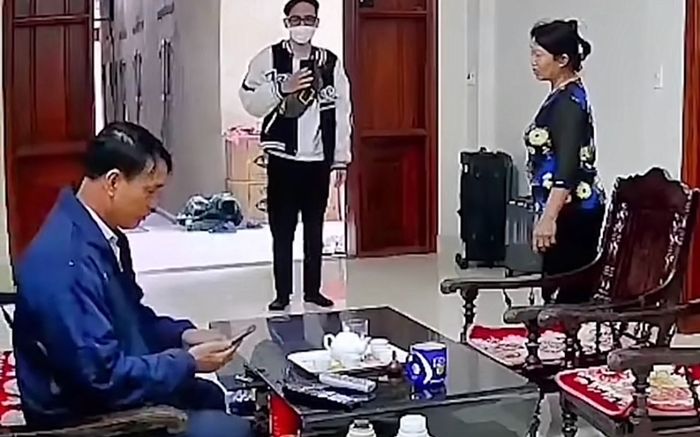 Người lạ đưa vali về mà không thấy con đâu, bố nóng ruột gọi con và cái kết rơi nước mắt