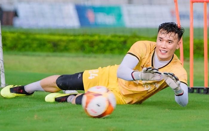 Thủ môn Bùi Tiến Dũng ngược dòng 'cứu' sự nghiệp đầy ngoạn mục