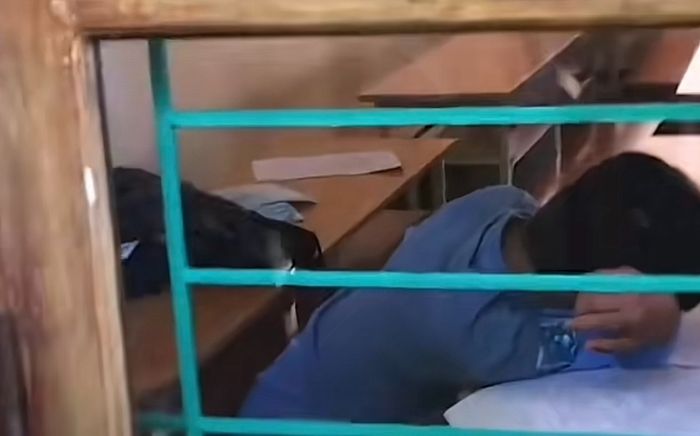 Nam sinh ngồi học nhưng ngủ quên, cả lớp lặng lẽ ra về và cái kết bất ngờ
