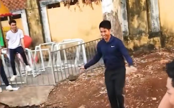 Sở hữu skill nhảy dây tuyệt đỉnh, nam sinh tự tin thách đấu thầy giáo và cái kết vỡ oà