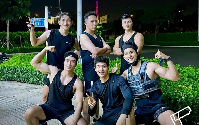 Bạn trai Lệ Quyên thành công rủ rê Trấn Thành làm một việc giữa lịch trình bận rộn