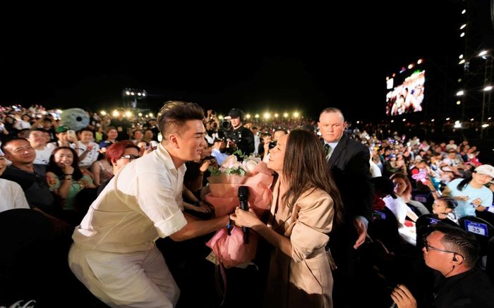 Đàm Vĩnh Hưng ăn diện đơn giản trong liveshow Mỹ Tâm