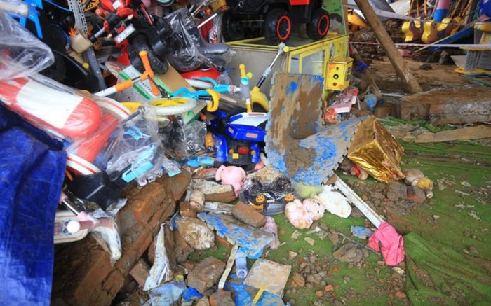 Xót lòng người cha mất cả con lẫn cháu trong vụ sạt lở cào từng lớp đất để con thở