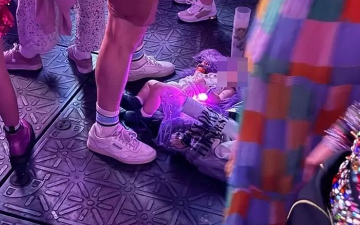 Em bé sơ sinh nằm lăn lóc tại đêm diễn của nữ ca sĩ nổi tiếng, cư dân mạng phẫn nộ