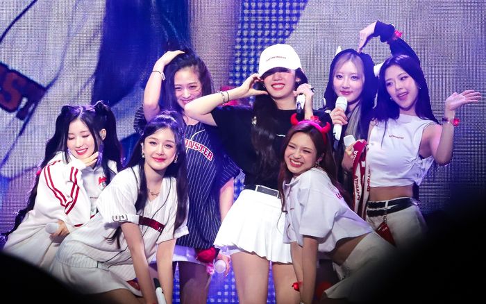 Thành viên BABYMONSTER gặp sự cố trên sân khấu, phản ứng gây xôn xao