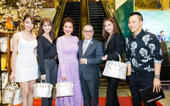 'Hoa hậu rửa chân cho chồng' bất ngờ khoe lại chiếc túi từng gây sóng gió cho Ngọc Trinh