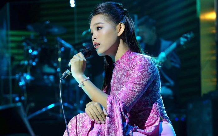 Con gái nuôi Phi Nhung được tặng sữa, bột ngọt khi hát trước 20 ngàn khán giả