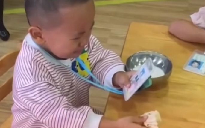 Mẹ cho bức ảnh mang đi học, bé trai càng nhìn càng nhớ mẹ liền òa khóc nức nở