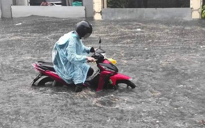 TP.HCM: Mưa như trút đúng giờ tan tầm, người dân chật vật trở về nhà