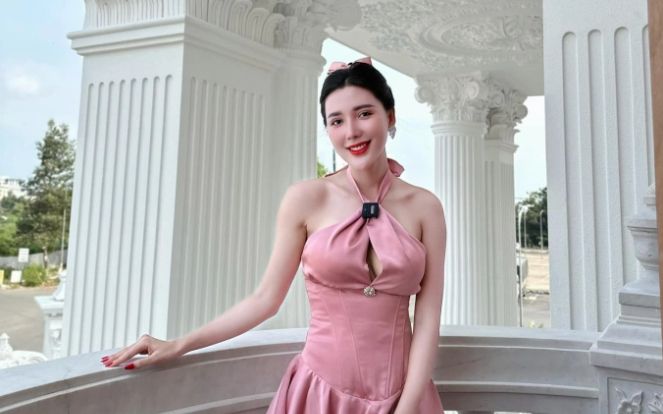 Nữ đại gia sở hữu lâu đài nguy nga ở Cần Thơ, đam mê sưu tầm siêu xe và hàng hiệu