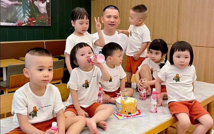 Sinh 7 con trong 5 năm, ông bố Hà Nội phải đếm con trước mỗi giấc ngủ