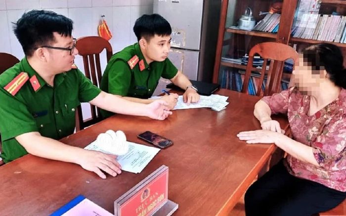 Thấy bà cụ với dáng vẻ lo âu, lực lượng chức năng mời làm việc đã ngăn chặn được vụ lừa đảo