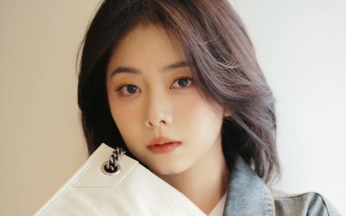 Đàm Tùng Vận tay trong tay bên 'tình trẻ' kém 7 tuổi, được netizen đẩy thuyền nhiệt tình