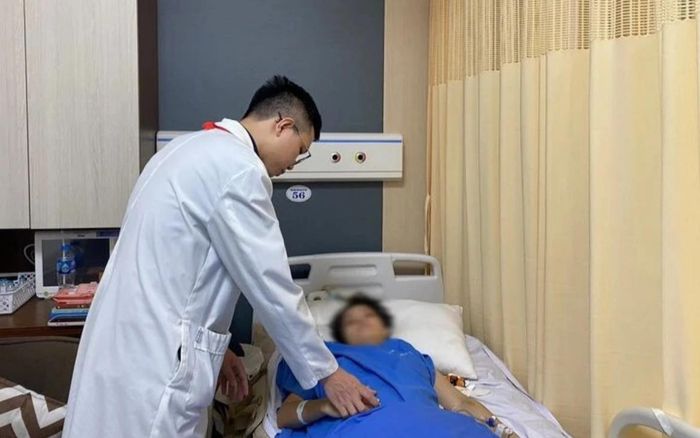 Nữ bác sĩ bị kính ở quán cà phê rơi đè người có thể quay lại làm việc?