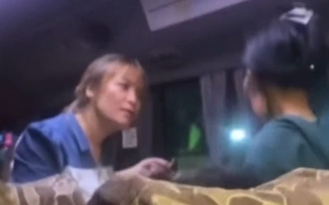 Người phụ nữ lớn tiếng chất vấn hành khách khóc thút thít, chuyện phía sau gây xúc động