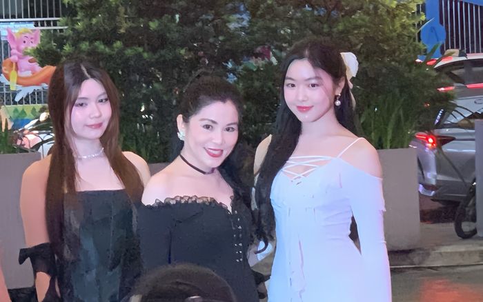 Nhan sắc bà xã Quyền Linh và hai ái nữ qua camera thường