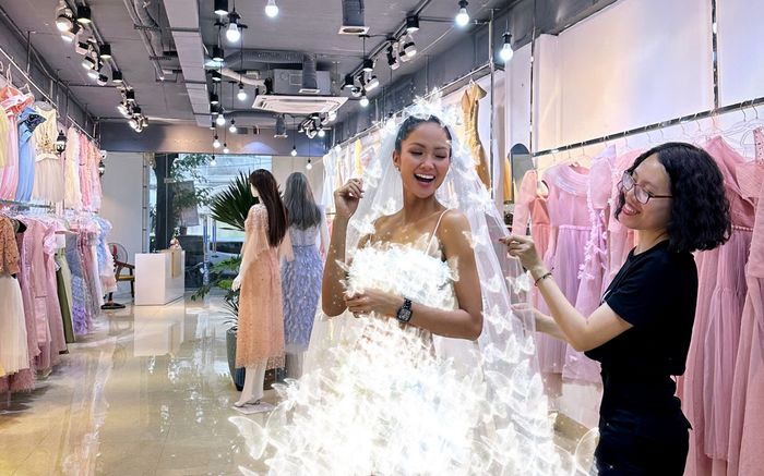 Giữa tin đồn kết hôn, H'Hen Niê bị fan 'đào' khoảnh khắc diện đồ cưới