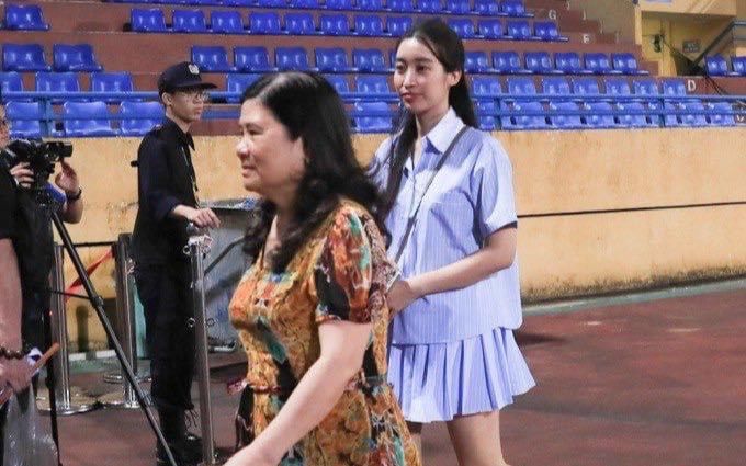 Đỗ Mỹ Linh mặc giản dị xuất hiện cùng chồng thiếu gia