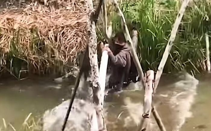 Thấy bạn không dám qua cầu khỉ, thanh niên ra sức chứng tỏ và kết quả dở khóc dở cười