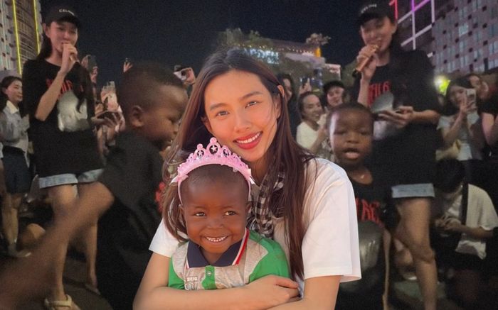 Thùy Tiên hội ngộ Lôi Con 'náo loạn' phố đi bộ: Cô hát cháu nhảy tưng bừng!