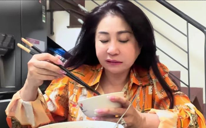 Một nghệ sĩ cải lương nổi tiếng lấy nước lọc chan cơm để ăn, vẫn gật gù khen ngon