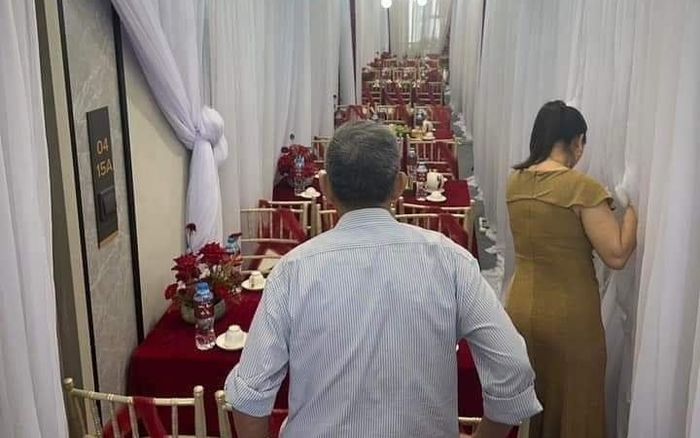 Đám cưới được tổ chức tại hành lang chung cư khiến dân tình ngỡ ngàng