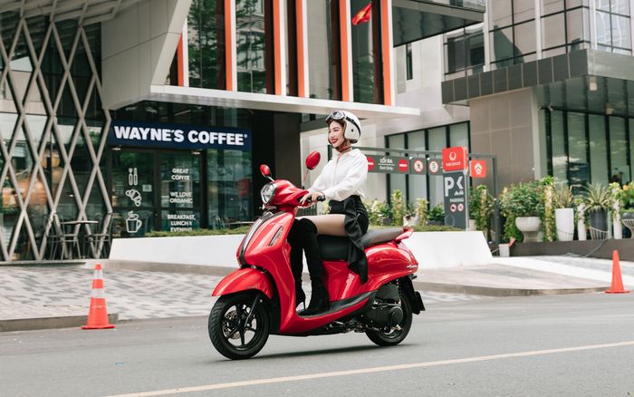 Bí quyết lái xe tay ga an toàn cho phái nữ mùa mưa dông