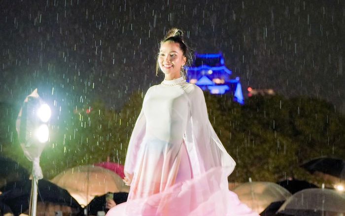 H'Hen Niê diện áo dài catwalk dưới mưa tại Nhật Bản