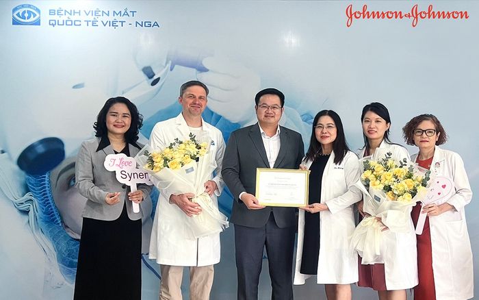 Mắt Việt - Nga liên tục nhận giải phẫu thuật nhiều nhất Việt Nam về thuỷ tinh thể đa tiêu cao cấp