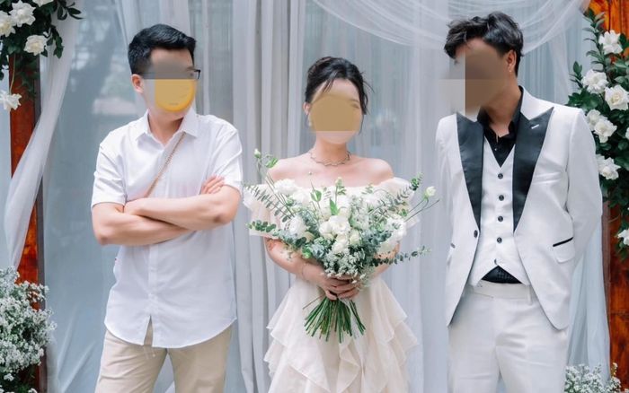 Mặc váy thướt tha còn cầm hoa cưới chụp ảnh cùng chú rể, cô gái khiến dân tình tranh cãi