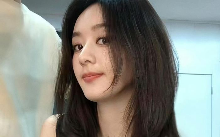 Triệu Lệ Dĩnh khoe nhan sắc như gái 20 trong ngày đặc biệt