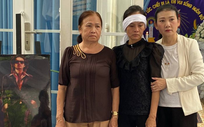 NSND Mỹ Uyên, MC Anh Quân viếng cố diễn viên Đức Tiến tại Việt Nam