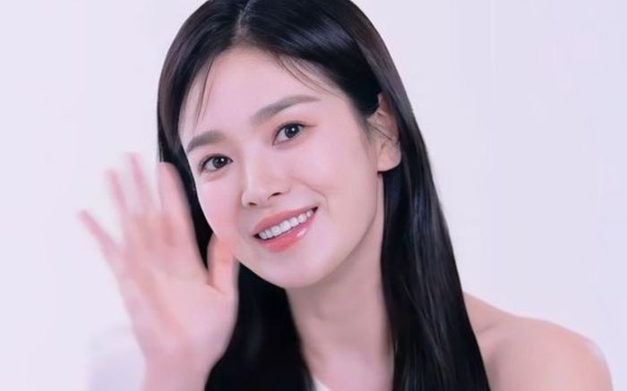 Song Hye Kyo được người tình quyền lực ủng hộ, phản ứng của mỹ nhân mới là thứ gây chú ý