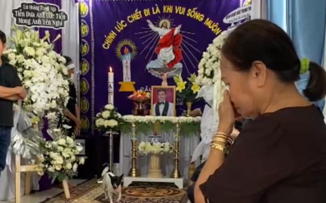 Mẹ Đức Tiến bật khóc trong đám tang: 'Cuộc gọi cuối mẹ con còn cười giỡn, nói chuyện hơn 10 phút...'