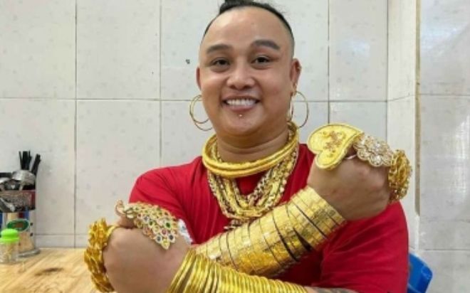 Chủ quán Sài Gòn đeo 100 cây vàng để bán chân gà, tuyên bố không sợ cướp vì 'có gì đâu'