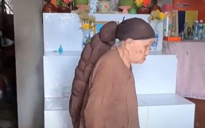 Người phụ nữ miền Tây có mái tóc dài gần 4m kết đanh 30 năm, không gội vẫn sạch