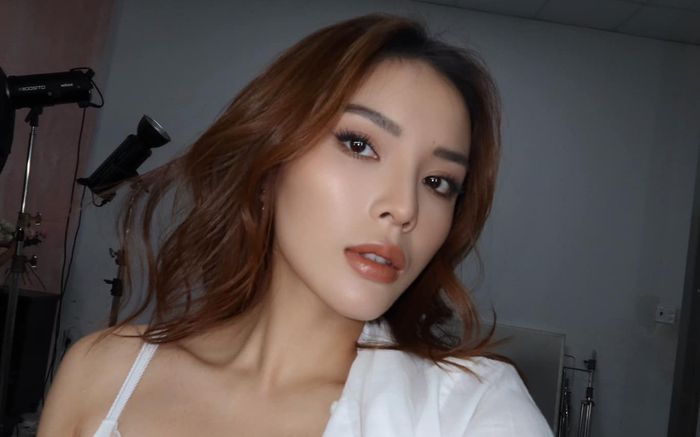 Hoa hậu Kỳ Duyên đăng ảnh táo bạo, fan khuyên: 'Mặc áo vào đi chị'