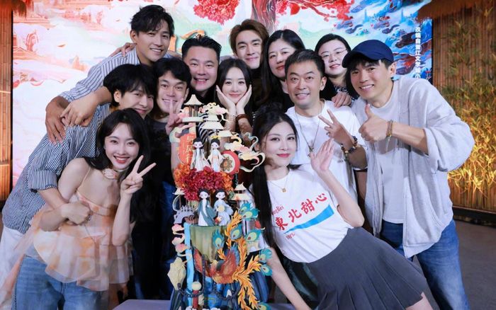 'Bố mẹ' Triệu Lệ Dĩnh tình tứ, chiếm hết spotlight của con gái trong ngày trọng đại