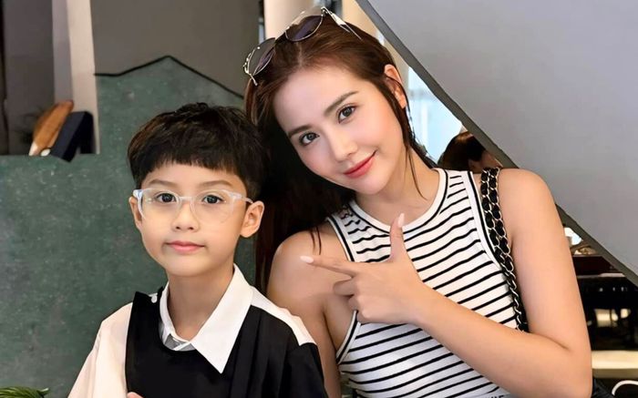 Huyền Lizzie khoe quý tử, nhan sắc con trai lớn khiến netizen trầm trồ