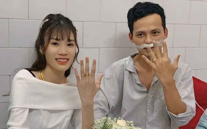 Chú rể cấp cứu trước ngày cưới, cô dâu Nam Định quyết định trao nhẫn ngay giường bệnh
