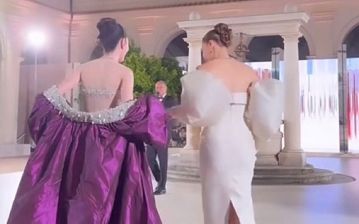 Hồ Ngọc Hà mang giày cao chót vót, đưa tay giúp đỡ một sao nữ mặc váy cồng kềnh