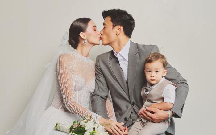 Thủ môn Bùi Tiến Dũng và vợ Tây kỷ niệm 2 năm ngày cưới