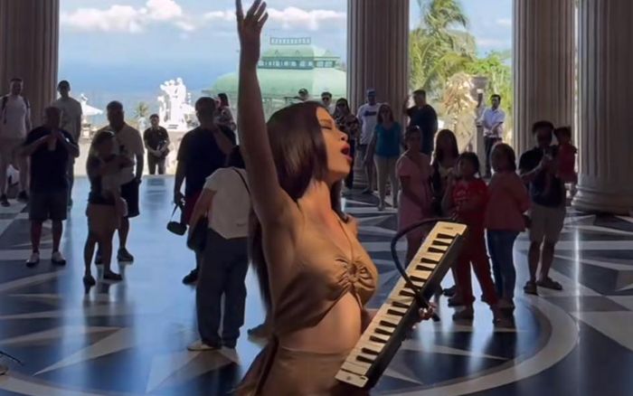 Nữ ca sĩ Việt hát và thổi kèn khi đi du lịch nước ngoài, hàng trăm khán giả vỗ tay tán thưởng