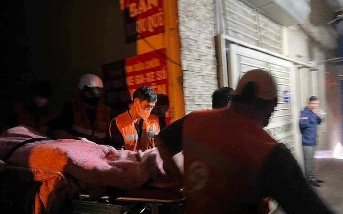 Trắng đêm đưa 14 nạn nhân ra khỏi nhà trọ sau vụ cháy ở Hà Nội