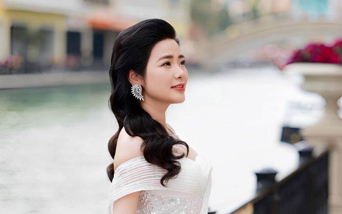 'Chị gái sinh đôi' của Lệ Quyên chính thức lộ diện, cả tài năng và nhan sắc đều không thua kém em gái