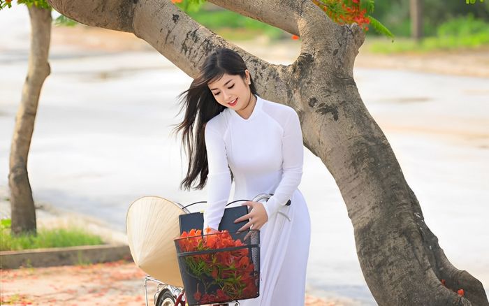 Lệ Quyên trẻ măng trong tà áo dài trắng, nhìn qua cứ ngỡ nữ sinh mới đi học về