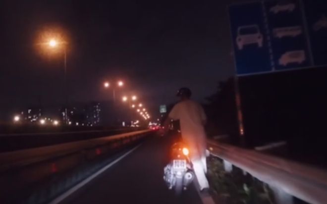 Anh Tây được nam shipper tặng chai xăng khi phải dắt bộ, cách hành xử sau đó thật văn minh